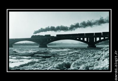 HIVER 1958 .Train à vapeur sur le pont de Vendée à NANTES